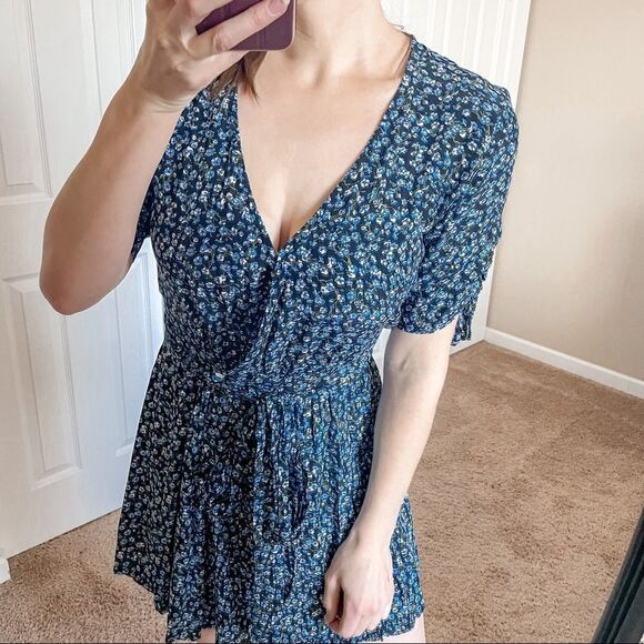 Faithfull The Brand Oslo Mini Dress in Blue Ditsy Floral 4 - Picture 3 of 15